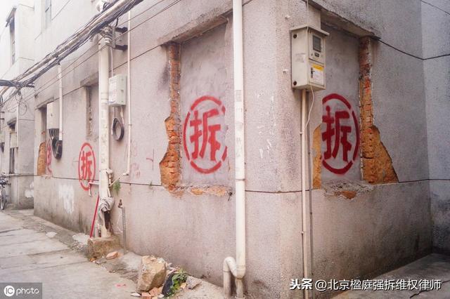 企业拆迁了，老板说他有权分配这笔钱，员工的权益怎么保障？