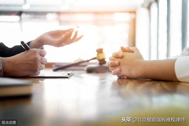 企业拆迁了，老板说他有权分配这笔钱，员工的权益怎么保障？