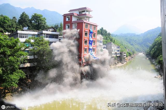 有非法拆除、违法征收行为的，应该对受害人予以赔偿