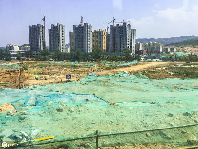 征地补偿没谈拢的情况下，村委会打完款后竟直接强征，这合法吗？